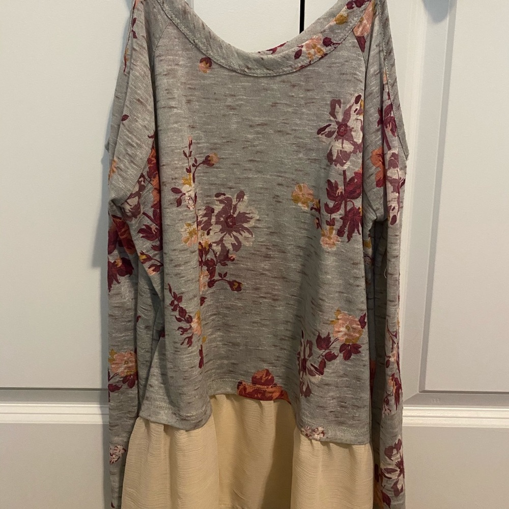 About A Girl - Junior’s L Blouse, Grey Floral